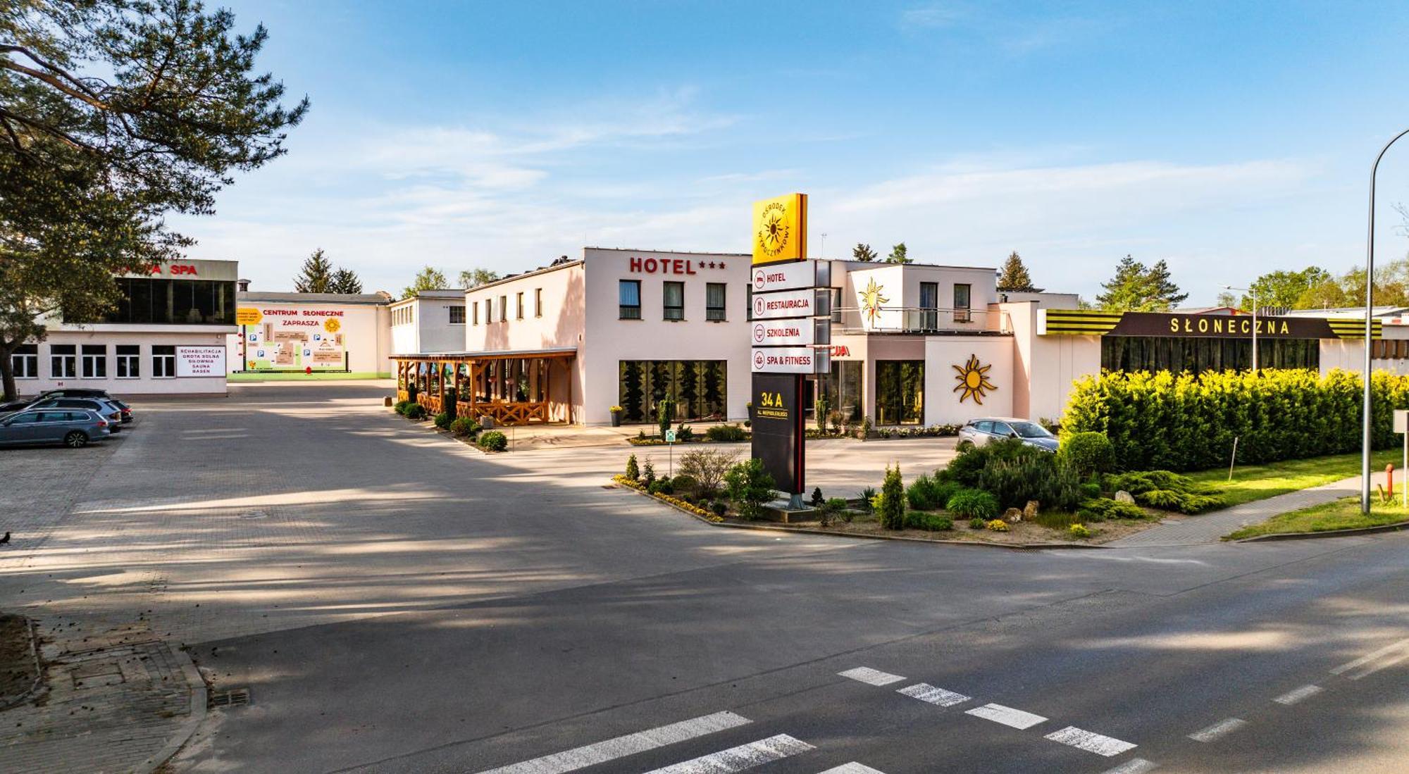 Hotel - Restauracja "Sloneczna" Ярочин Екстериор снимка