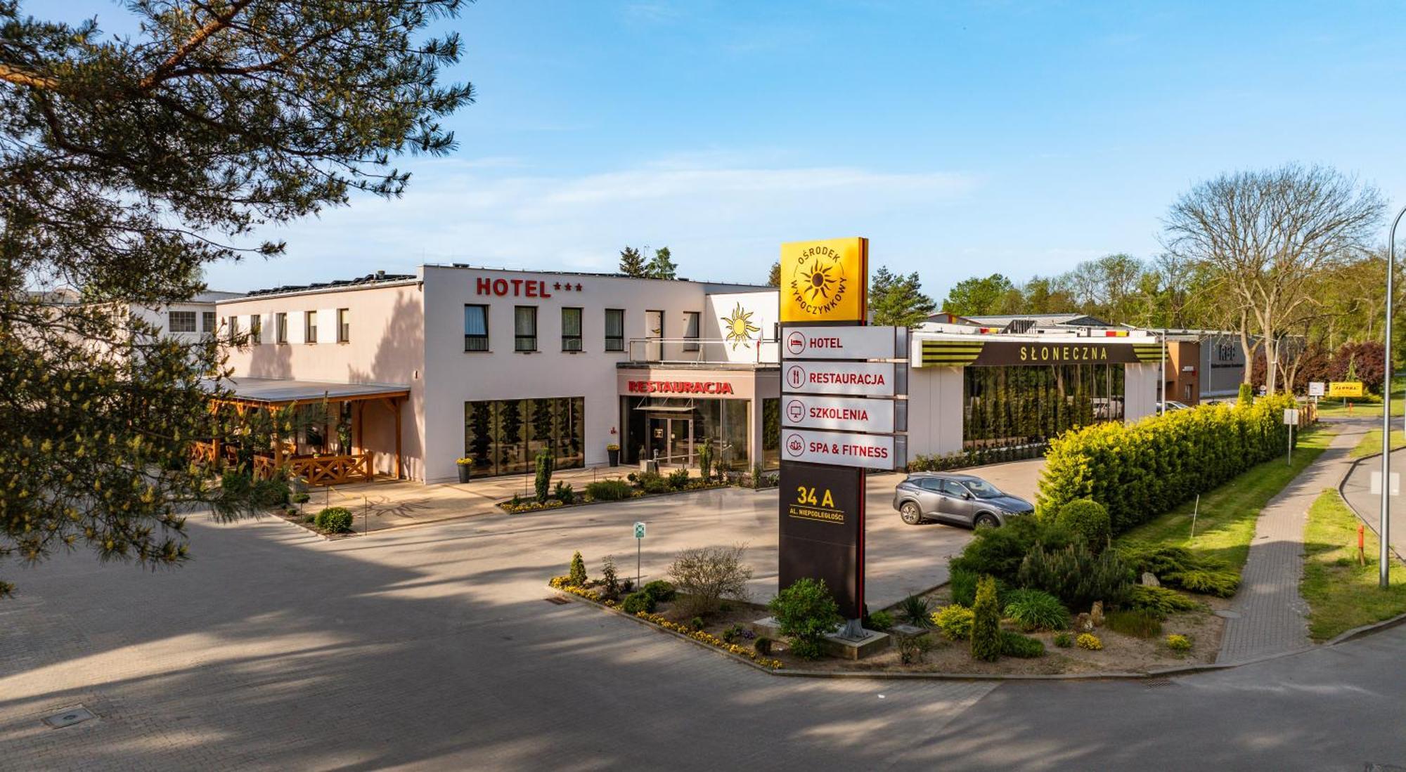 Hotel - Restauracja "Sloneczna" Ярочин Екстериор снимка