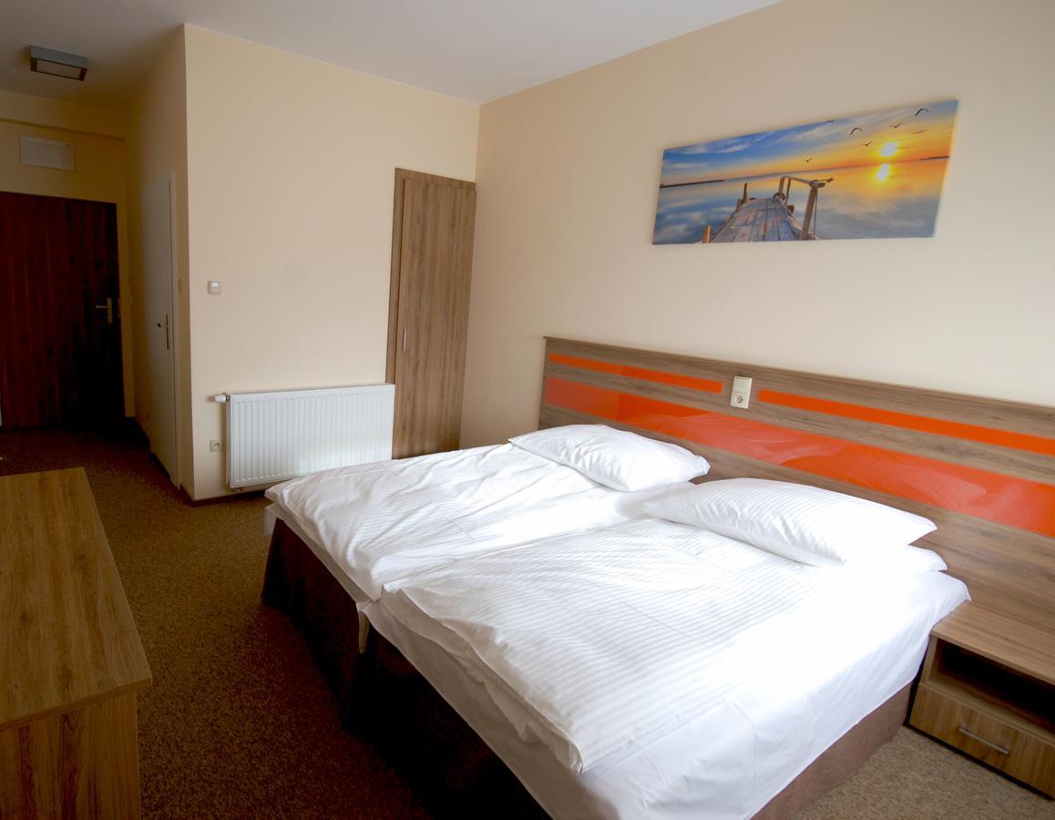 Hotel - Restauracja "Sloneczna" Ярочин Екстериор снимка