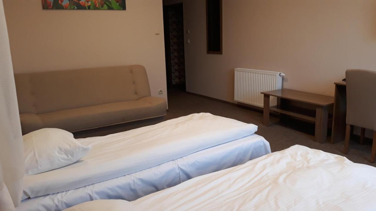 Hotel - Restauracja "Sloneczna" Ярочин Екстериор снимка
